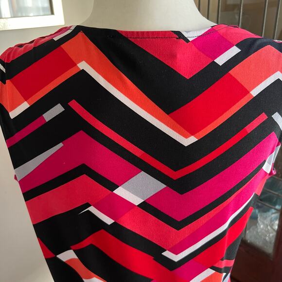 Kasper Fuchsia & Black Abstract Print Blouse Size M Pleated Scoop Neck Artsy - Picture 5 of 16